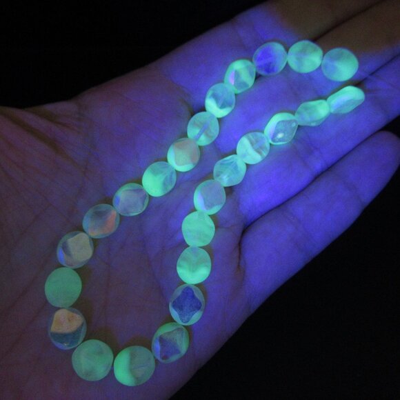 Uranium glass beads - Picture 3 of 9